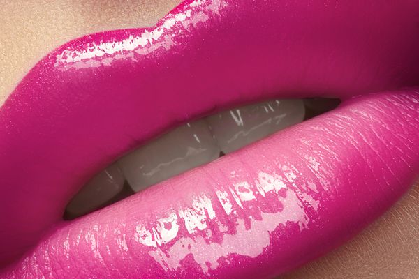 کلوزآپ لب و زن x27 با آرایش براق صورتی روشن مد آرایش ماکرو ماژنتا lipgloss