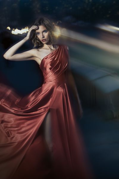 زن زیبایی جوان در لباس قرمز تکان دهنده