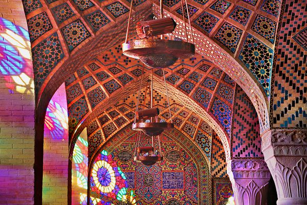 شیراز ایران 3 آوریل 2018 طاق های مسجد نصیرالملک معروف به مسجد صورتی نیز با بازتاب نور از طریق پنجره های شیشه ای آغشته به آن در شیراز ایران