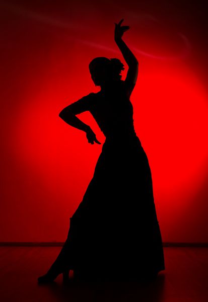 siluetette of flamenco دختر اسپانیایی در پس زمینه قرمز