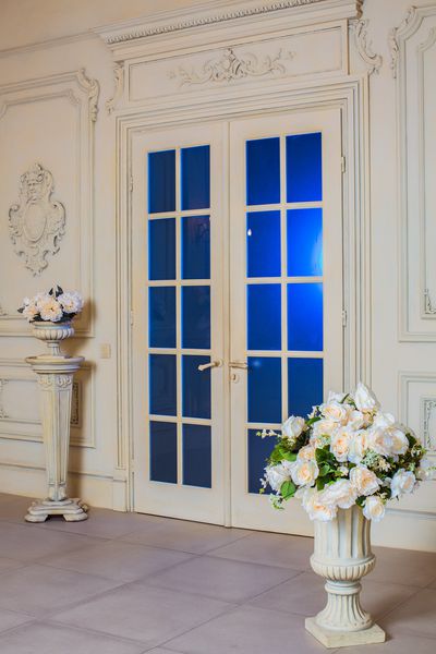 فضای داخلی مجلل درب با پنجره های تزئینی مربع کوچک گل رز زیبا در گلدان