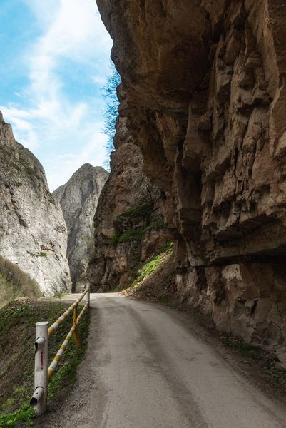 جاده خطرناک در کوهستان در حال سقوط صخره ها