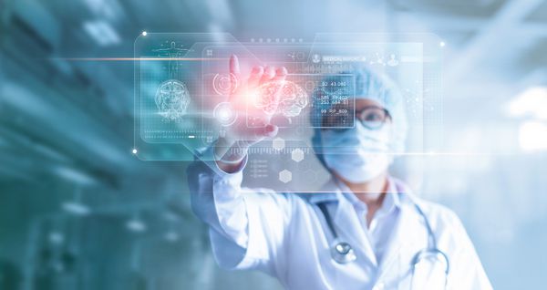 پزشک جراح تجزیه و تحلیل نتیجه آزمایش مغز بیمار و آناتومی انسان در رابط مجازی آینده نگر دیجیتال فناوری هولوگرافی دیجیتال نوآورانه در مفهوم علم و پزشکی