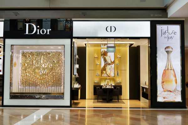 سنگاپور 22 آوریل 2018 فروشگاه لوازم آرایشی برند Dior در Marina Bay Sands Singapore لوازم آرایشی در دسترس ترین محصول دیور است که دارای پیشخوان در فروشگاه های خرده فروشی در سراسر جهان است