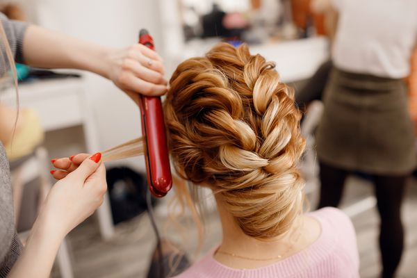 آرایشگاه زنانه ساخت مدل مو به دختر در سالن زیبایی