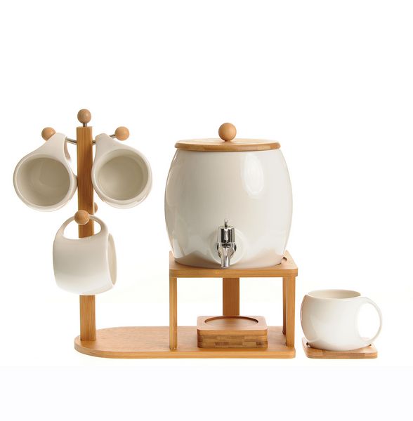 مجموعه چای سرامیکی زیبا با عناصر بامبو جدا شده در پس زمینه سفید
