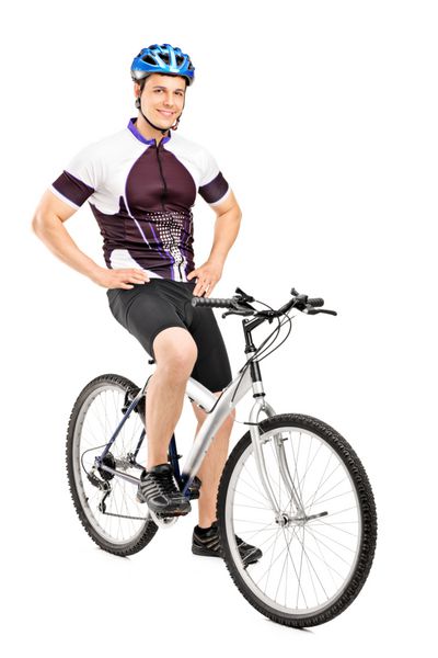 پرتره تمام طول از یک دوچرخه سوار خندان که روی یک دوچرخه جدا شده در برابر پس زمینه سفید