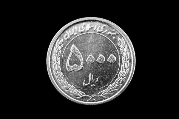 قسمت معکوس سکه 5000 ریال ایران در نزدیکی سیاه