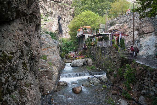 دربند شمال تهران ایران 27 آوریل 2018 روستای دربند در دره کوه توچال