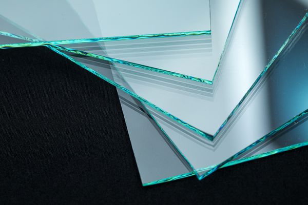 صفحات تولید کارخانه پانل های شیشه ای شناور روشن را به اندازه کاهش می دهد