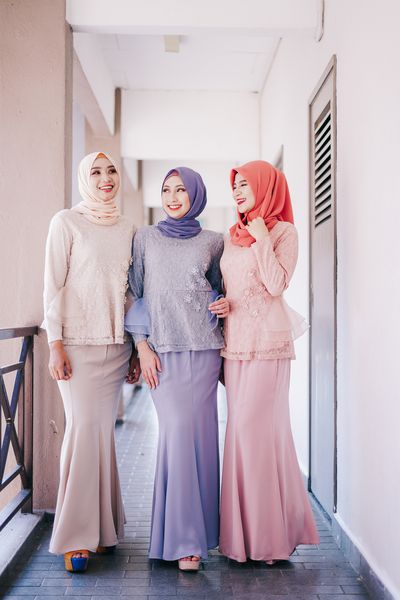 دختران مسلمان مسلمان با حجاب در فضای باز عکس می گیرند دختران مسلمان خوشبخت با حجاب در جشن عید اول فطر دختران خوش تیپ حجاب پوشیدن مد لباس آیدیلفتری