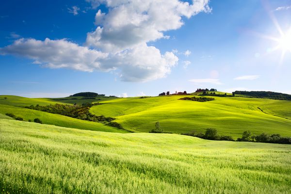 چشم انداز حومه ایتالیا با تپه های نورد توسکانی غروب خورشید بر فراز زمین مزرعه