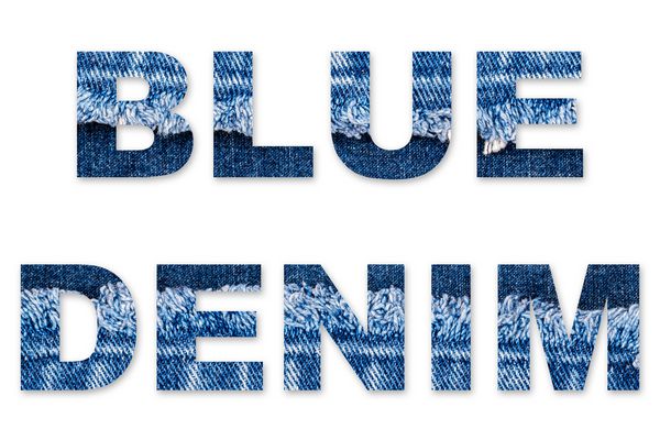 کلمات DENIM آبی از جین های آبی جین نابود شده در زمینه سفید پاره شده است جین شلوار جین دو رنگ گاه به گاه