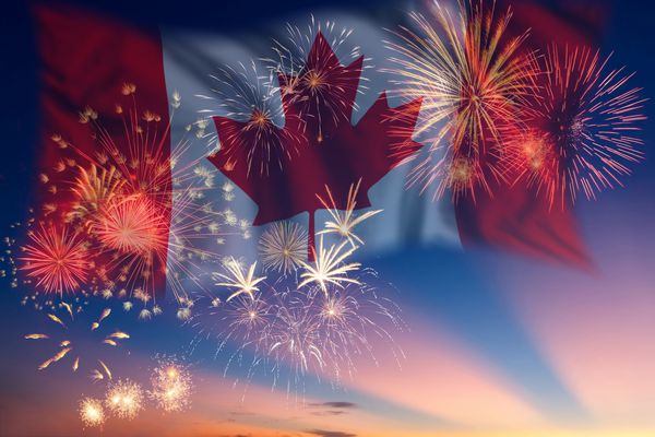 آسمان تعطیل با آتش بازی و پرچم کانادا روز استقلال