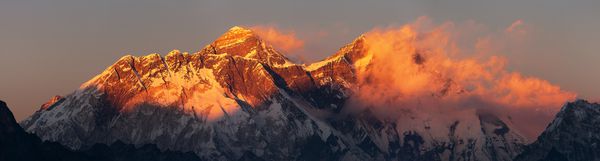 غروب غروب خورشید منظره قرمز رنگ از اورست و Lhotse با ابرهای زیبا از روستای Kongde دره خمبو Solukhumbu کوه های هیمالیا نپال
