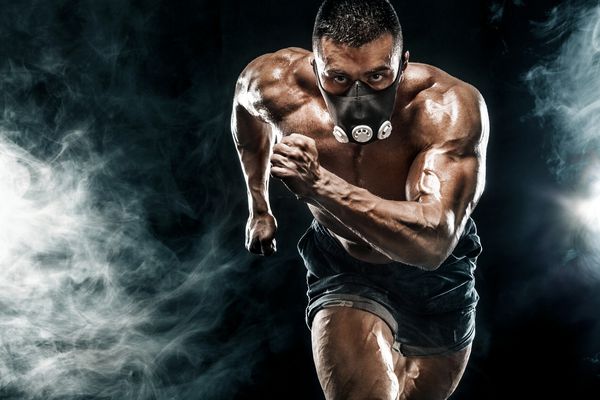 اسپرینتر مرد قدرتمند ورزشی در تمرین ماسک دویدن تناسب اندام و انگیزه ورزشی مفهوم دونده با فضای کپی حرکت پویا