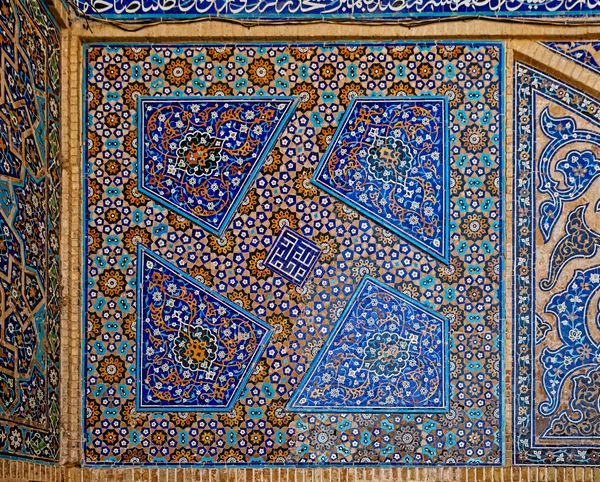 اصفهان ایران 8 مه 2015 فضای داخلی مسجد تاج الملک جام با کاشی های رنگارنگ تزئین شده است