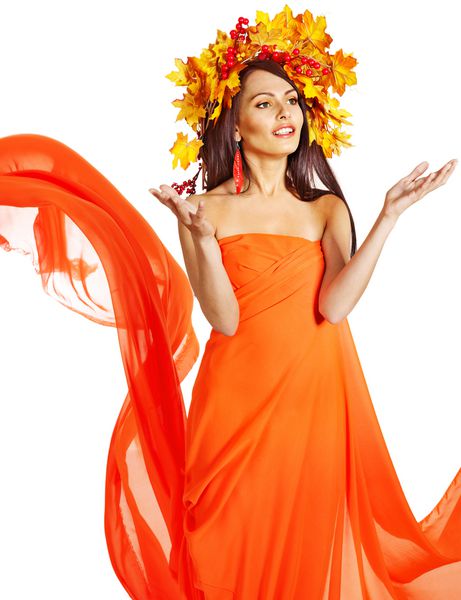 دختری با تاج برگهای پاییزی و لباس نارنجی عکس هنری