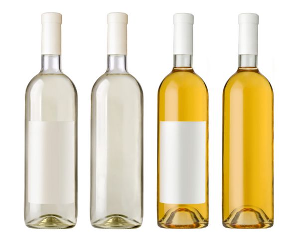 بطری سفید در بطری شیشه ای شفاف با برچسب خالی و بدون برچسب با زمینه سفید