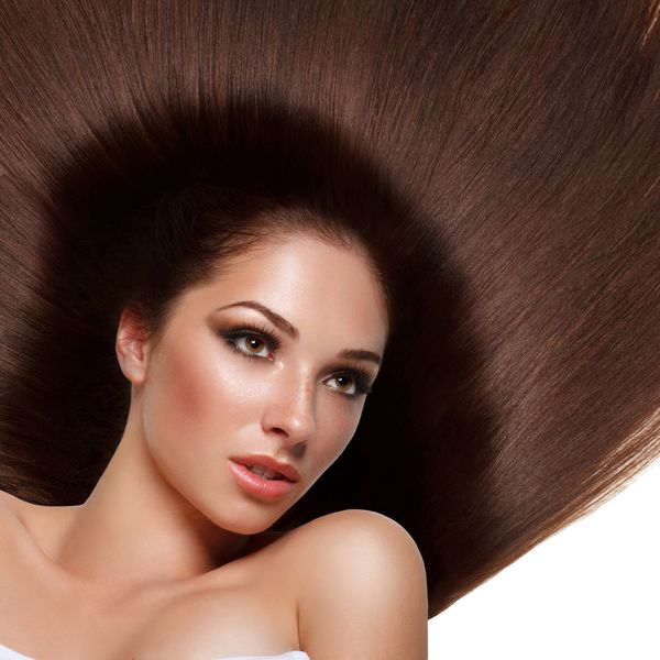 موی قهوه ای زن زیبایی با موهای بلند سالم تصویر با کیفیت بالا