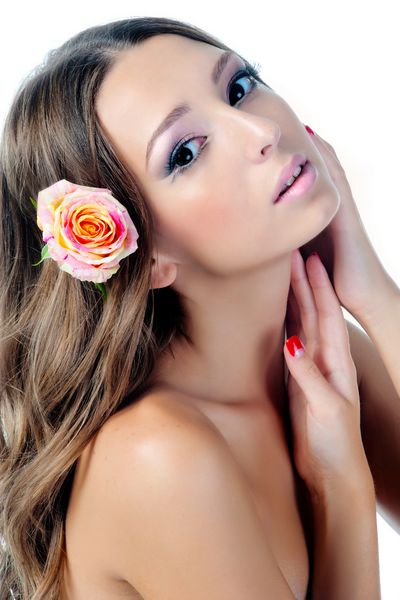 زن زیبا با گل رز در موهایش
