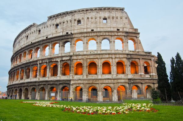 نزدیکی Colosseum در Dusk رم ایتالیا