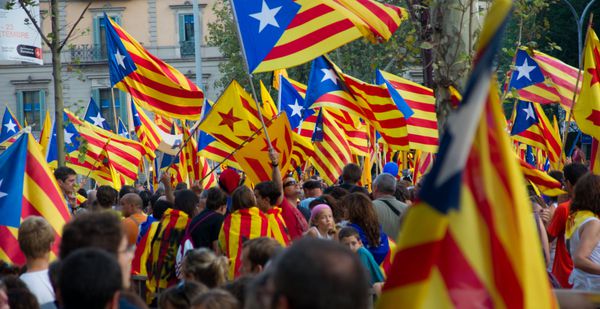 بارسلونا اسپانیا SEPT 11 شرکت کنندگان در راهپیمایی برای استقلال در روز ملی کاتالونیا در 11 سپتامبر 2012 در بارسلونا اسپانیا حدود 15 میلیون نفر شرکت کردند