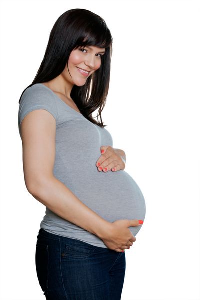پرتره زن باردار با دست هایی که روی شکم جدا شده بر روی زمینه سفید است