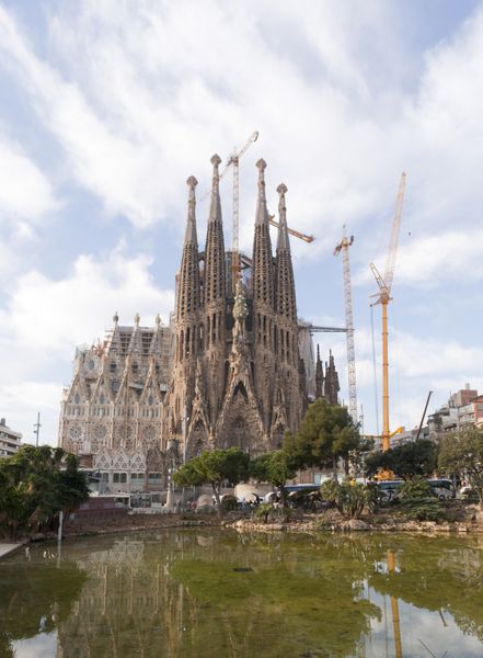 بارسلونا اسپانیا 07 فوریه ساگرادا فامیلا در تاریخ 7 فوریه سال 2012 La Sagrada Familia کلیسای جامع چشمگیر توسط معمار گائودی طراحی شده که از 19 مارس 1882 در حال ساخت است