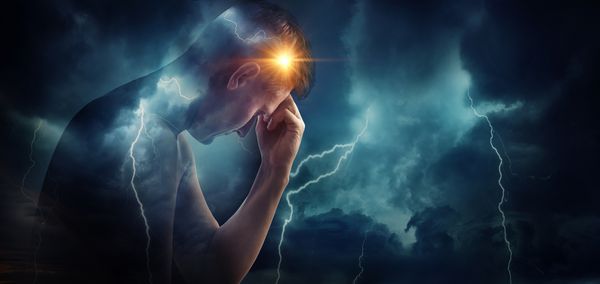 آسمان طوفان با رعد و برق و خورشید بر روی پس زمینه شبح مرد ایده در مورد مسئله شخصیت روانشناسی روانپزشکی بیماریهای پزشکی میگرن و درد سردرد