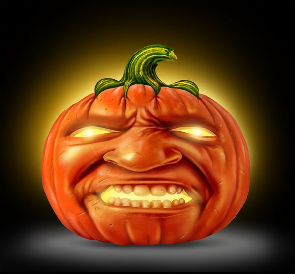 جک کدو تنبل هالووین o فانوس به عنوان یک شخصیت ترسناک با یک شیطان خشمگین مانند بیان واقعی انسان در نماد تعطیلات نارنجی با نور شمع درخشان جادویی بر روی پس زمینه سیاه