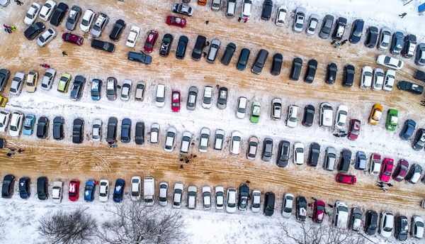 پارکینگ با اتومبیل از بالا در زمستان نمای هوایی