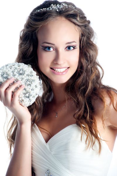 دختر عروس زیبا با لباس عروسی سفید با مدل مو و آرایش روشن