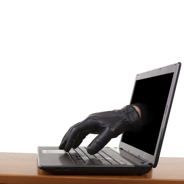 سرقت اینترنت دستی با دستکش که از طریق لپ تاپ به صفحه کلید می رسد
