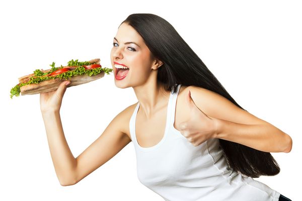 زن خنده دار با ساندویچ بلند روی زمینه سفید