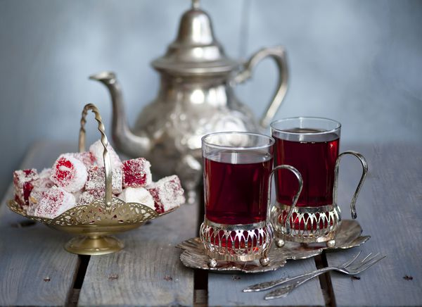 چای سنتی ترکی یا آسیایی چای با لوکوم شیرینی شرقی لوکوم