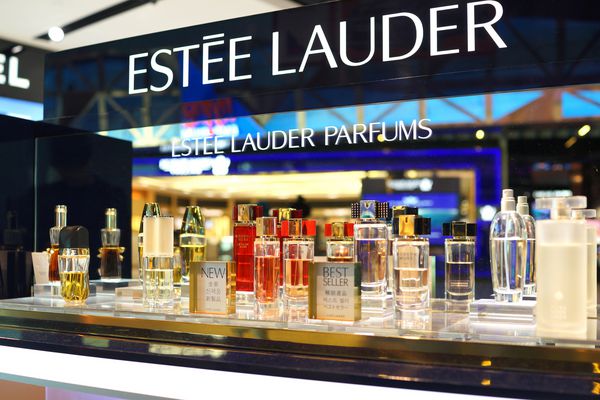 KLIA2 مالایا 28 ژوئن 2018 فروشگاه عطر Estee Lauder در فرودگاه KLIA2 Estee Lauder Company یک تولید کننده آمریکایی محصولات زیبایی لوازم آرایش عطر و لوازم آرایشی و بهداشتی پرستیژ است