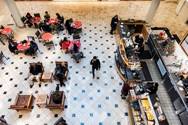Tysons Corner USA 26 ژانویه 2018 نمای بزرگ زاویه دربار غذا کافه Starbuck amp x27؛ مردم افرادی که روی صندلی ها با میزها می نشینند قهوه می نوشند در مرکز خرید در ویرجینیا می نشینند