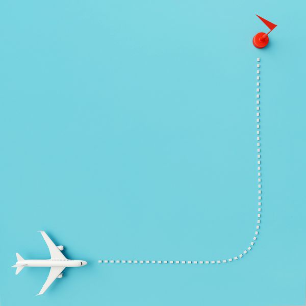 هواپیما با مسیر خط در پس زمینه آبی پاستلی مفهوم مقصد سفر رندر سه بعدی
