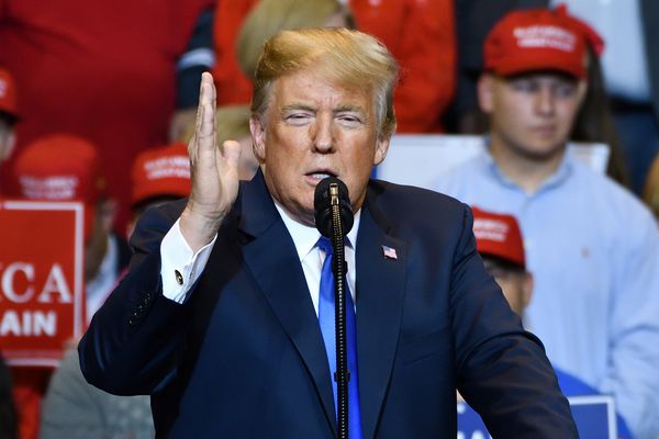 WILKES-BARRE PA 2 آگوست 2018 ژست دست دونالد ترامپ دست Chop رئیس جمهور ایالات متحده در یک راهپیمایی در مبارزات انتخاباتی در Mohegan Sun Arena سخنرانی می کند