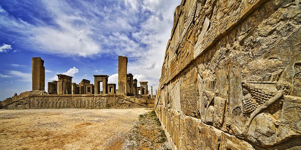 تخت جمشید سمبل تمدن باستانی فارسی شکوه جمشید پایتخت تشریفاتی امپراتوری هخامنشی و یکی از بزرگترین اماکن باستانی جهان شیراز ایران بود