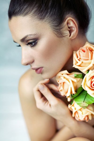 پرتره یک خانم جوان با گل رز