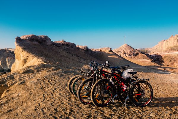جزیره قشم ایران 09232018 چهار دوچرخه در جزیره قشم