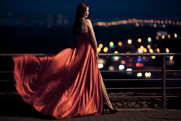 زن مشهور زیبایی جوان در لباس بیرونی قرمز