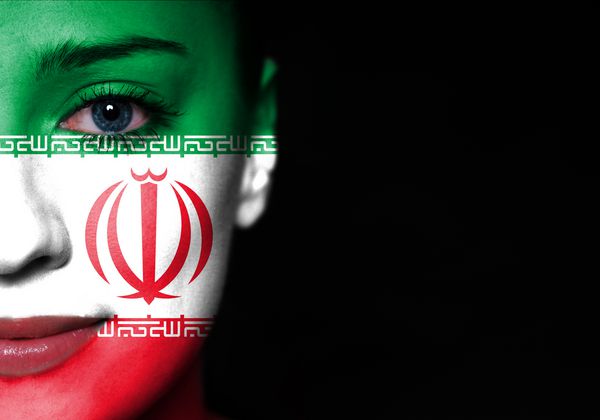 پرچم ایران روی چهره زن نقاشی شده است