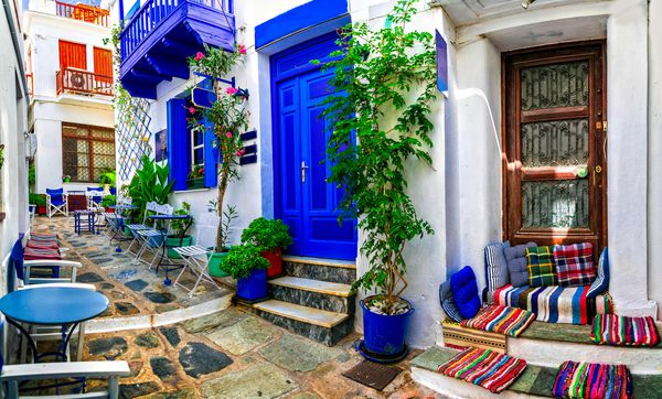 خیابان های باریک سنتی با کافه های زیبا در یونان جزیره اسکوپلوس اسپورادس