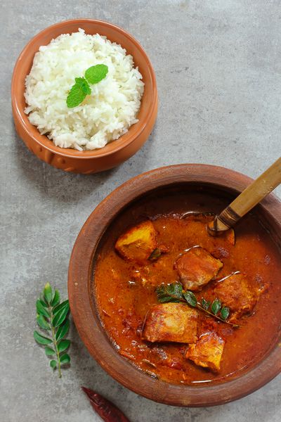 Kerala Alleppey fish Curry Tuna که در سس قرمز تند تهیه شده در گلدان گل با برنج سرو می شود نمای بالای