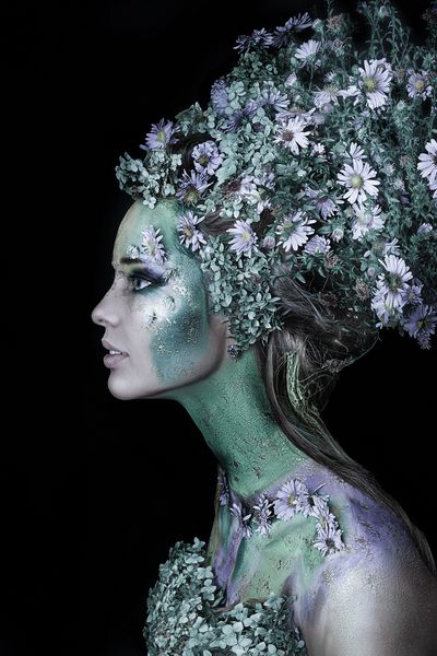 تصویر زمینه نزدیک دختر جوان زیبا با آرایش حرفه ای گل شاهزاده خانم وروجک با گل در مدل مو آرایش هالووین هنر چهره روشن پری بهار گل گل روی صورت