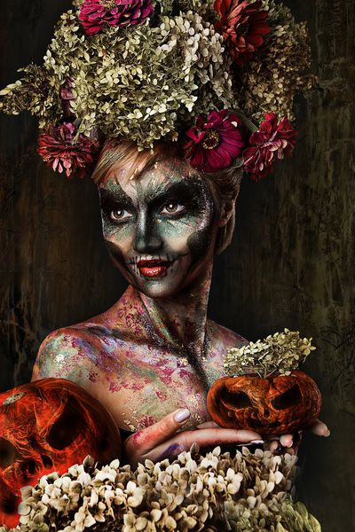 تصویر زمینه نزدیک دختر جوان زیبا با آرایش حرفه ای هالووین دختر با آرایش جمجمه و تاج گل روی سر هنر چهره روشن کدو تنبل هالووین مرگ مکزیکی