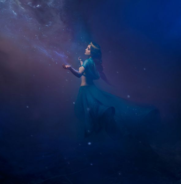 دختری با لباس شرقی ملکه طوفان شاهزاده خانم یاس پس زمینه پیچ و تاب و باد شدید است شلیک استودیو با نور مختلط عکاسی هنری